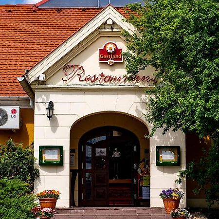 Gastland M0 Hotel & Conference Center Сигетсентмиклош Экстерьер фото