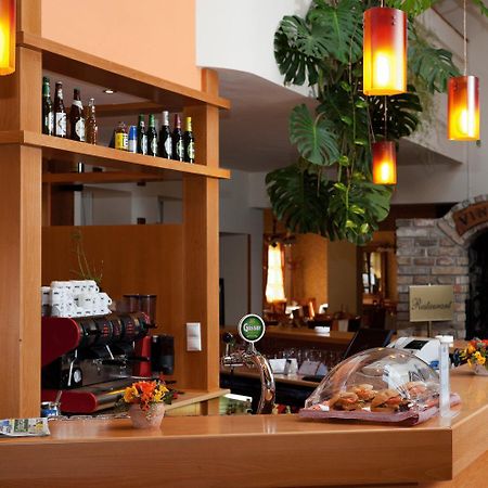Gastland M0 Hotel & Conference Center Сигетсентмиклош Экстерьер фото