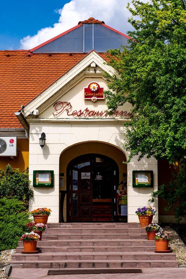 Gastland M0 Hotel & Conference Center Сигетсентмиклош Экстерьер фото