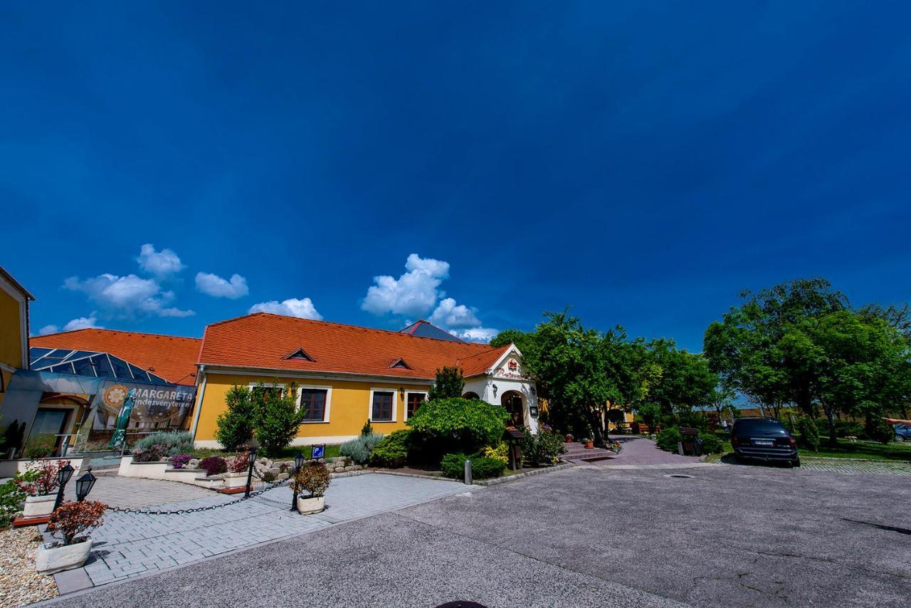 Gastland M0 Hotel & Conference Center Сигетсентмиклош Экстерьер фото