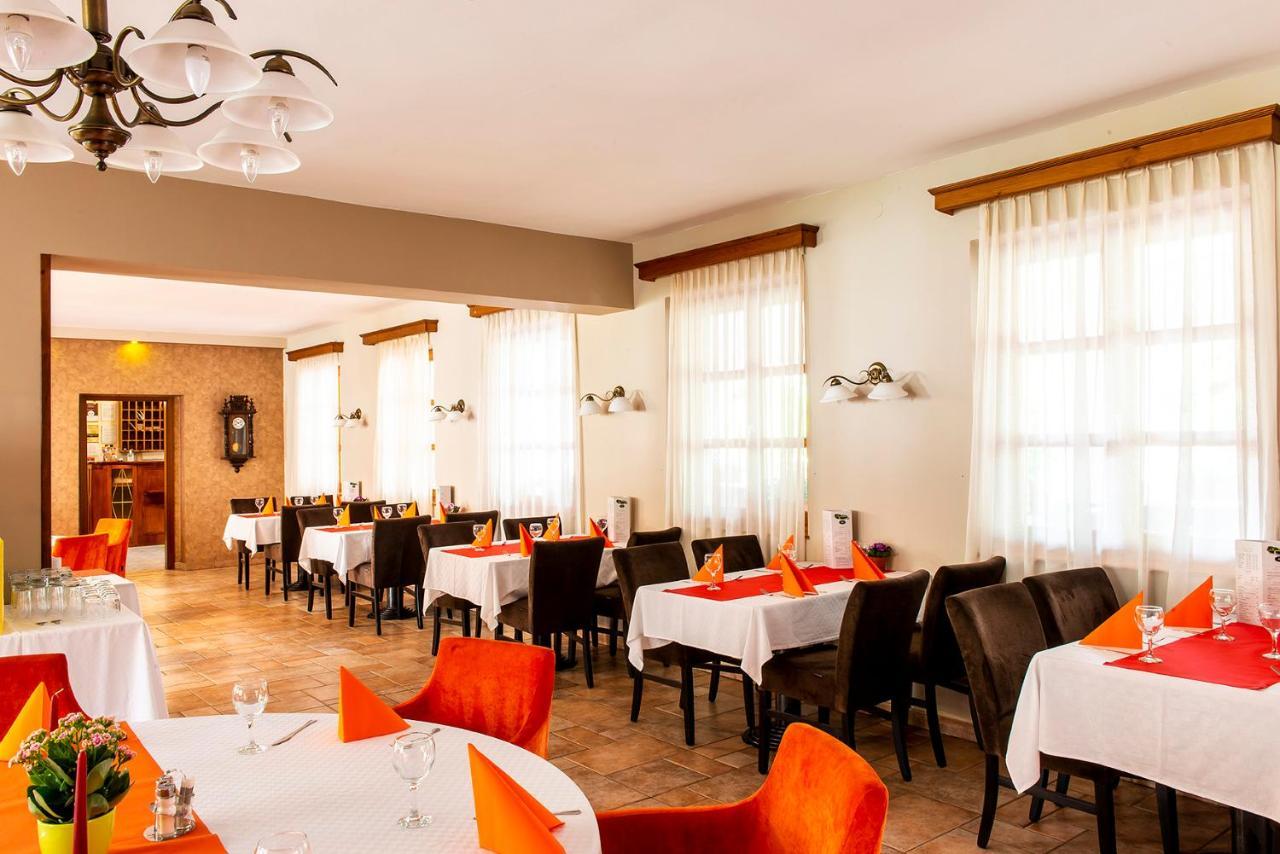 Gastland M0 Hotel & Conference Center Сигетсентмиклош Экстерьер фото