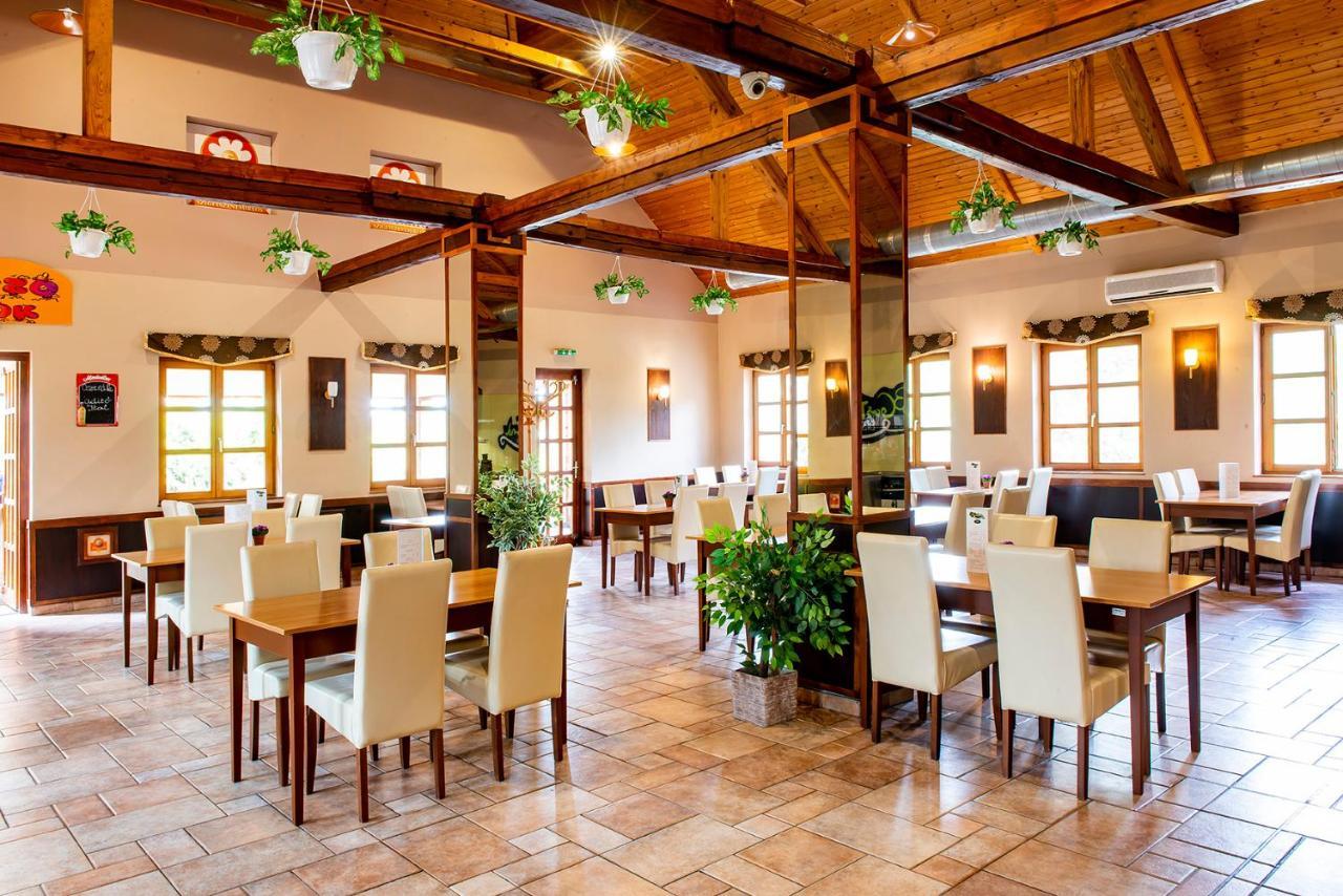 Gastland M0 Hotel & Conference Center Сигетсентмиклош Экстерьер фото
