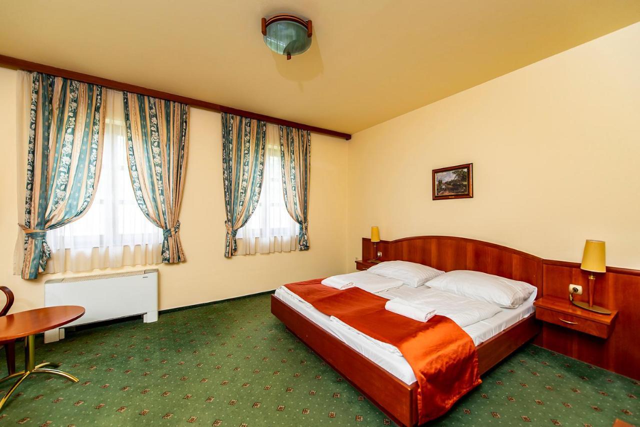 Gastland M0 Hotel & Conference Center Сигетсентмиклош Экстерьер фото