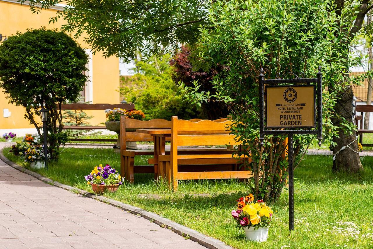 Gastland M0 Hotel & Conference Center Сигетсентмиклош Экстерьер фото