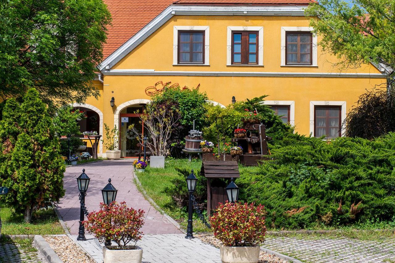 Gastland M0 Hotel & Conference Center Сигетсентмиклош Экстерьер фото