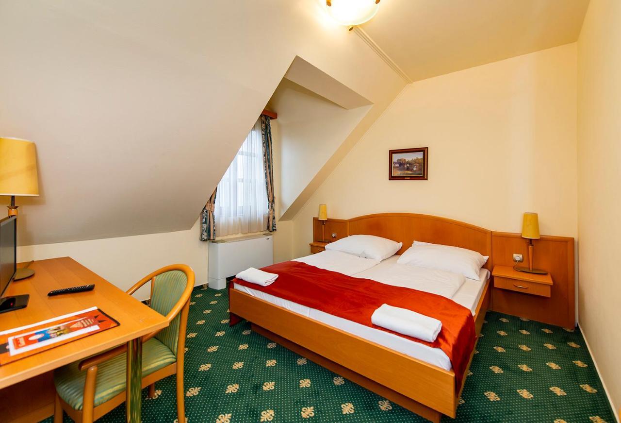 Gastland M0 Hotel & Conference Center Сигетсентмиклош Экстерьер фото
