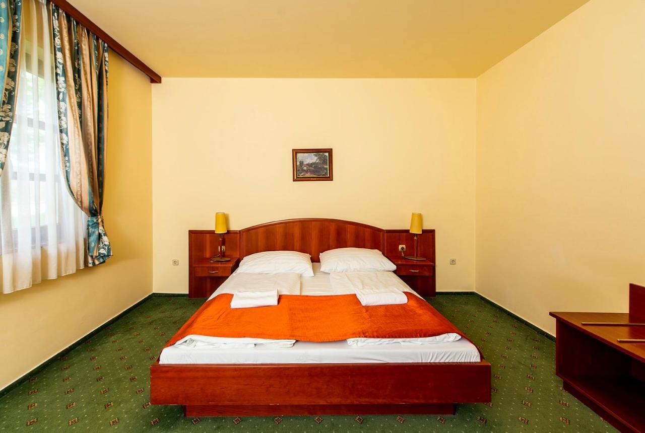 Gastland M0 Hotel & Conference Center Сигетсентмиклош Экстерьер фото