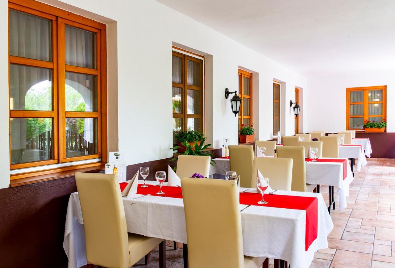 Gastland M0 Hotel & Conference Center Сигетсентмиклош Экстерьер фото
