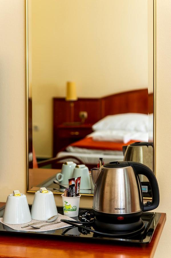 Gastland M0 Hotel & Conference Center Сигетсентмиклош Экстерьер фото
