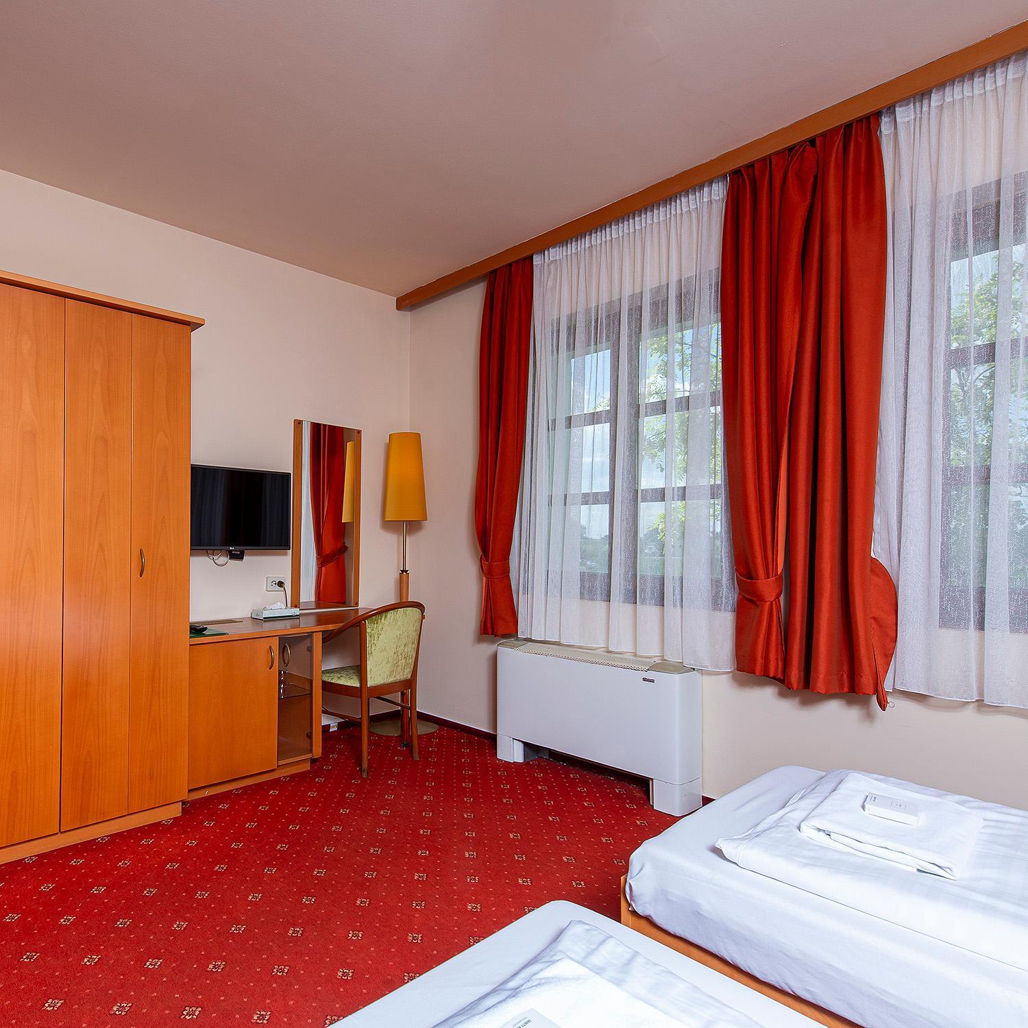Gastland M0 Hotel & Conference Center Сигетсентмиклош Экстерьер фото