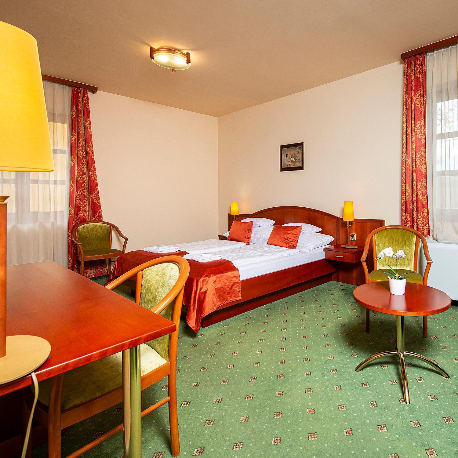 Gastland M0 Hotel & Conference Center Сигетсентмиклош Экстерьер фото