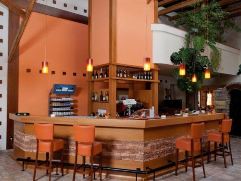 Gastland M0 Hotel & Conference Center Сигетсентмиклош Экстерьер фото