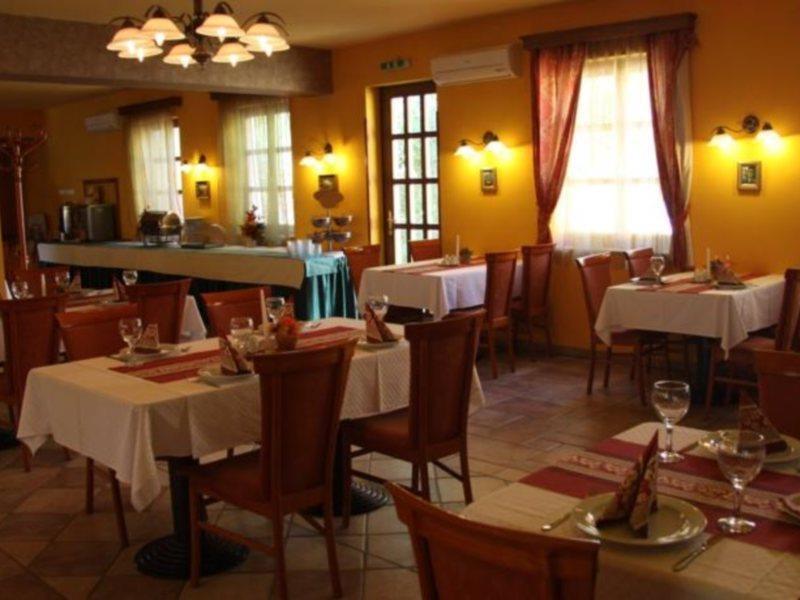 Gastland M0 Hotel & Conference Center Сигетсентмиклош Экстерьер фото