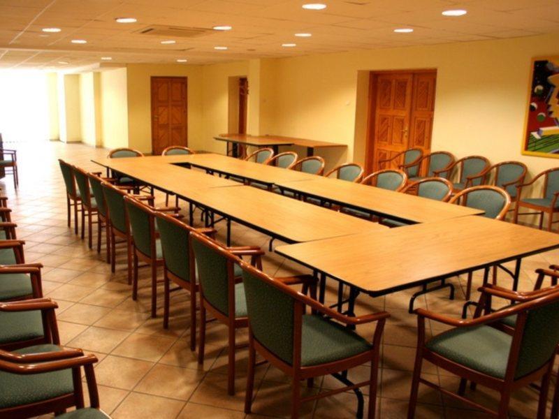 Gastland M0 Hotel & Conference Center Сигетсентмиклош Экстерьер фото