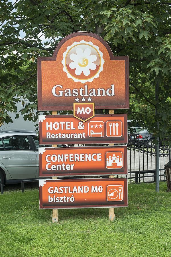 Gastland M0 Hotel & Conference Center Сигетсентмиклош Экстерьер фото