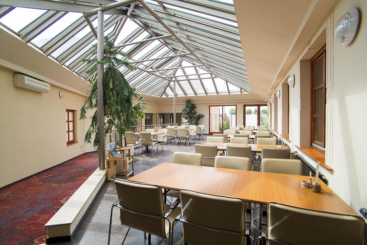 Gastland M0 Hotel & Conference Center Сигетсентмиклош Экстерьер фото